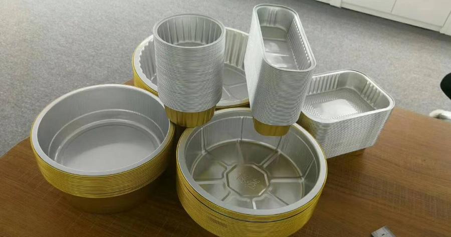 Smoothwall gold aluminum containers and heat-seal trays
